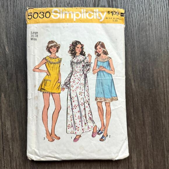 Vintage 1970s Simplicity 5030 Sewing Pattern Size M/L Nightgown Shorts Sleepwear - Picture 1 of 2